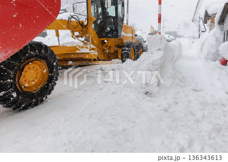 道路の除雪をする除雪グレーダのブレード 道路の除雪をする除雪グレーダのブレード 136343613