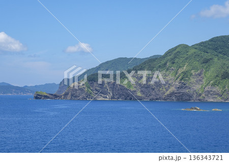 甑大橋から見る甑島の荒々しい海岸線と東シナ海 甑大橋から見る甑島の荒々しい海岸線と東シナ海 136343721