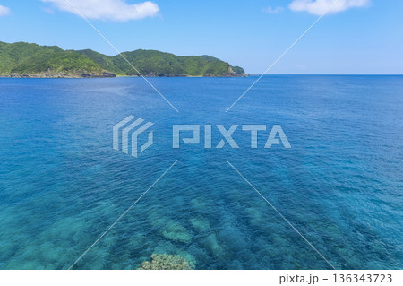 甑大橋から見る甑島の荒々しい海岸線と東シナ海 甑大橋から見る甑島の荒々しい海岸線と東シナ海 136343723