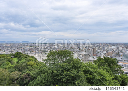 米子市の中心部にある湊山から眺める市街地 136343741