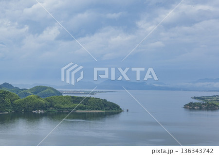 米子市の中心部にある湊山から眺める中海 米子市の中心部にある湊山から眺める中海 136343742