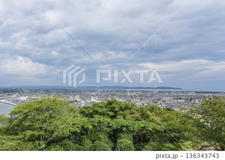 米子市の中心部にある湊山から眺める中海 136343743
