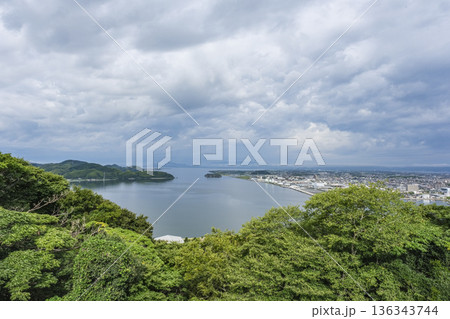 米子市の中心部にある湊山から眺める中海 米子市の中心部にある湊山から眺める中海 136343744