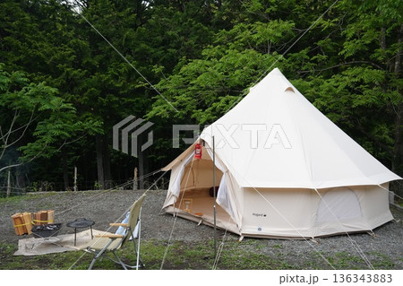 キャンプ場に設営されているテント 136343883