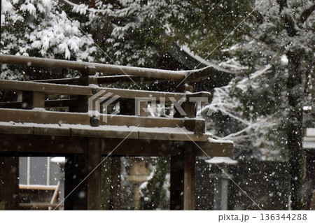 雪の積もった本殿の回廊 埼玉県川口神社 雪の積もった本殿の回廊 埼玉県川口神社 136344288