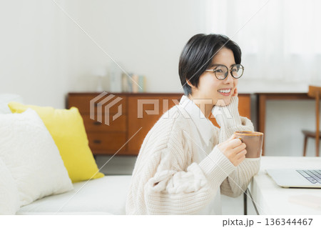 自宅でパソコンを見る女性 自宅でパソコンを見る女性 136344467