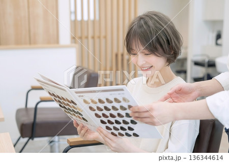 ヘアサロンに来たショートカットの女性 136344614