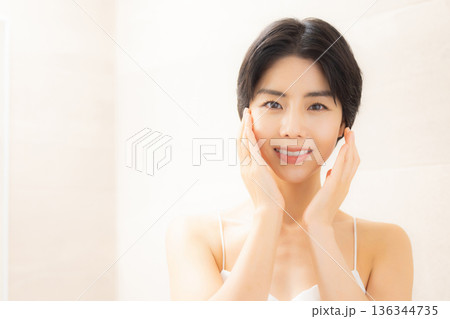 若い女性のスキンケア 若い女性のスキンケア 136344735