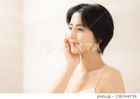 若い女性のスキンケア　　　 136344739