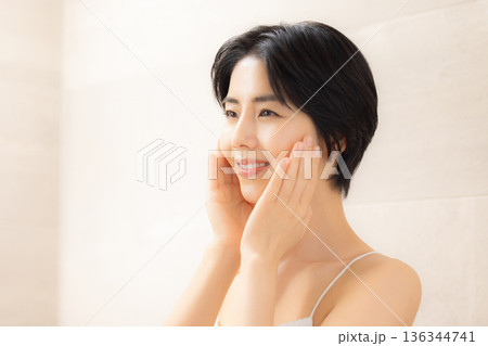 若い女性のスキンケア 若い女性のスキンケア 136344741