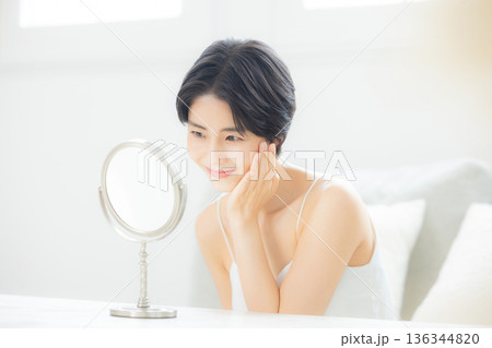 若い女性のスキンケア 若い女性のスキンケア 136344820