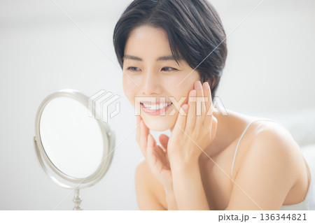 若い女性のスキンケア 若い女性のスキンケア 136344821