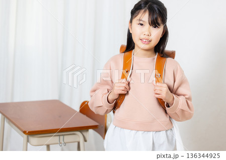 教室の小学生 136344925