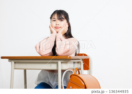 教室の小学生 教室の小学生 136344935