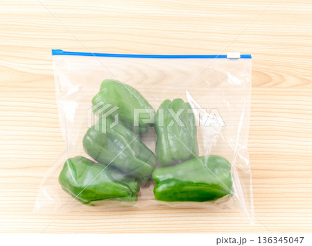 ジッパー付きの冷蔵保存袋に入ったピーマン 136345047