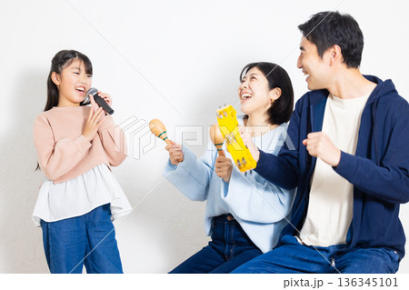 カラオケをするファミリー カラオケをするファミリー 136345101