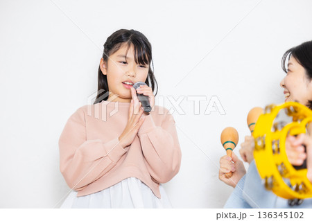 カラオケをするファミリー 136345102
