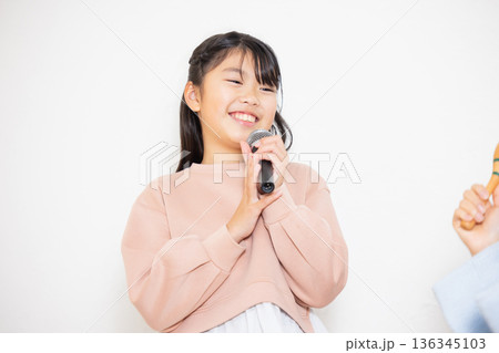 カラオケをするファミリー 136345103