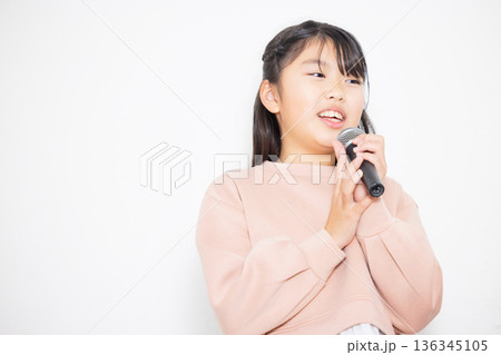 カラオケをするファミリー 136345105