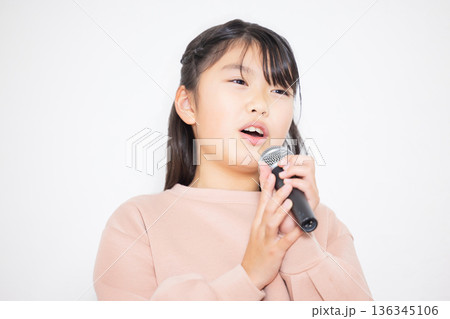 カラオケをするファミリー 136345106