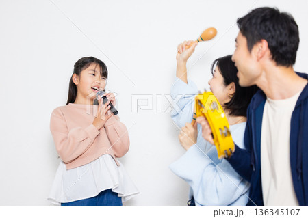 カラオケをするファミリー 136345107