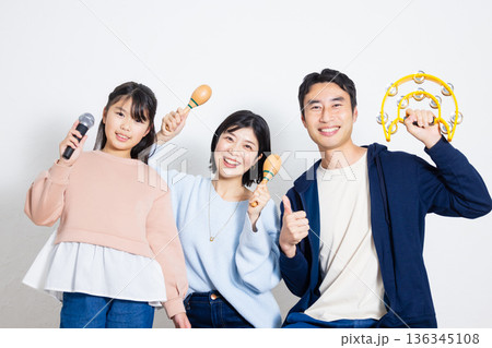 カラオケをするファミリー 136345108