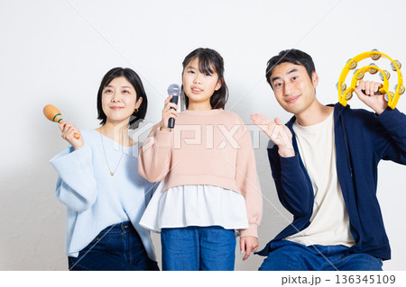 カラオケをするファミリー 136345109