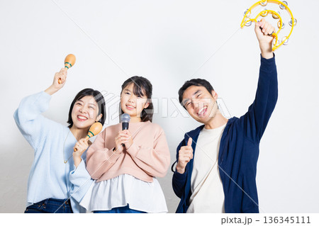 カラオケをするファミリー カラオケをするファミリー 136345111