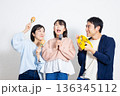 カラオケをするファミリー 136345112