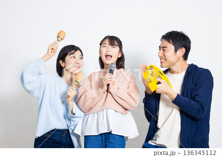 カラオケをするファミリー 136345112