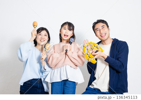 カラオケをするファミリー カラオケをするファミリー 136345113