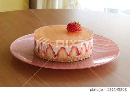 苺のレアチーズケーキ 136345208