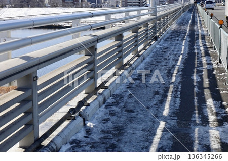 雪の積もった日の翌日の凍った歩道 雪の積もった日の翌日の凍った歩道 136345266