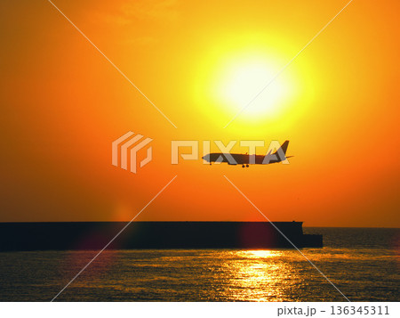 夕焼けと飛行機 夕焼けと飛行機 136345311