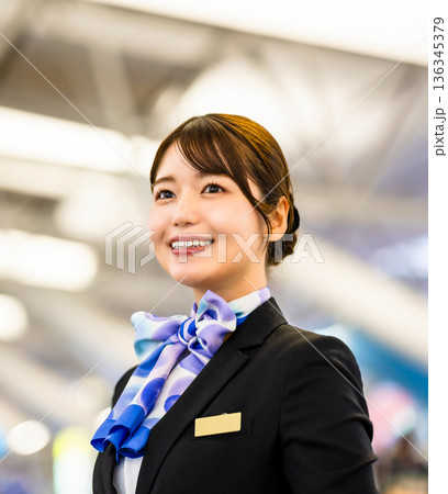 空港スタッフの笑顔の接客 ■撮影協力：関西国際空港（KIX） 136345379