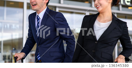 出張中のビジネスパーソン ■撮影協力：関西国際空港（KIX） 136345380