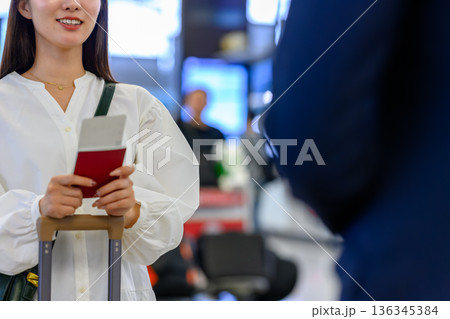 空港での搭乗手続き ■撮影協力：関西国際空港（KIX） 136345384