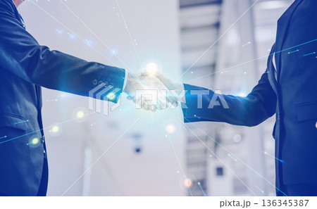 ビジネス握手 デジタル連携 ■撮影協力:関西国際空港(KIX) ビジネス握手 デジタル連携 ■撮影協力:関西国際空港(KIX) 136345387