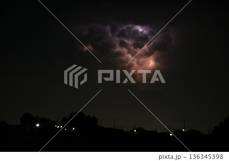 暗闇に光る雷 夜 雷雲 暗闇に光る雷 夜 雷雲 136345398