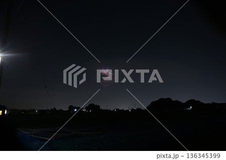 暗闇に光る雷 夜 雷雲 暗闇に光る雷 夜 雷雲 136345399