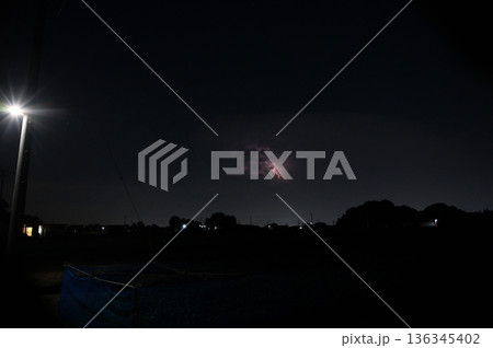 暗闇に光る雷 夜 雷雲 暗闇に光る雷 夜 雷雲 136345402