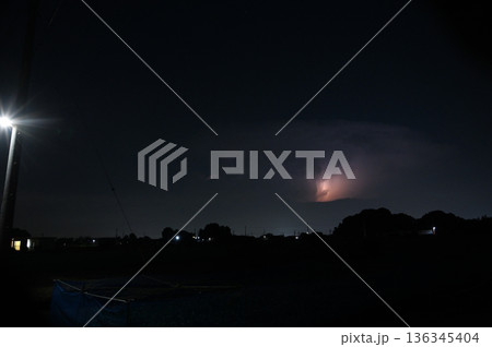 暗闇に光る雷　夜　雷雲　 136345404