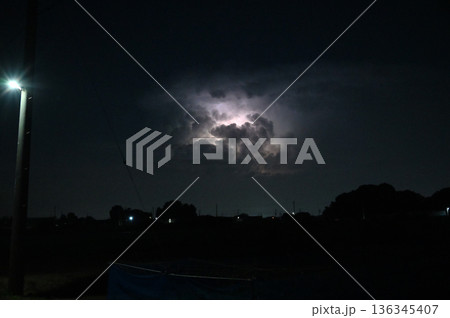 暗闇に光る雷 夜 雷雲 暗闇に光る雷 夜 雷雲 136345407