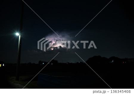 暗闇に光る雷 夜 雷雲 暗闇に光る雷 夜 雷雲 136345408