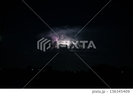 暗闇に光る雷　夜　雷雲　 136345409