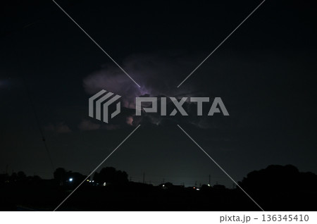 暗闇に光る雷　夜　雷雲　 136345410