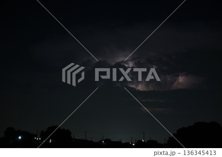 暗闇に光る雷　夜　雷雲　 136345413
