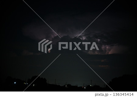 暗闇に光る雷　夜　雷雲　 136345414