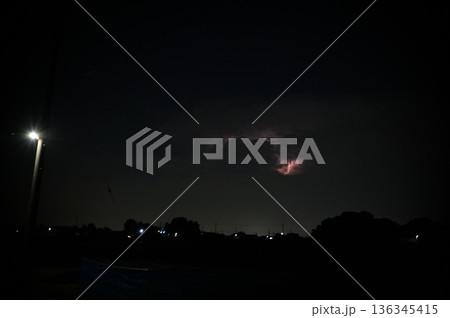 暗闇に光る雷 夜 雷雲 暗闇に光る雷 夜 雷雲 136345415