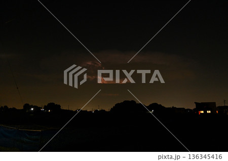 暗闇に光る雷　夜　雷雲　 136345416